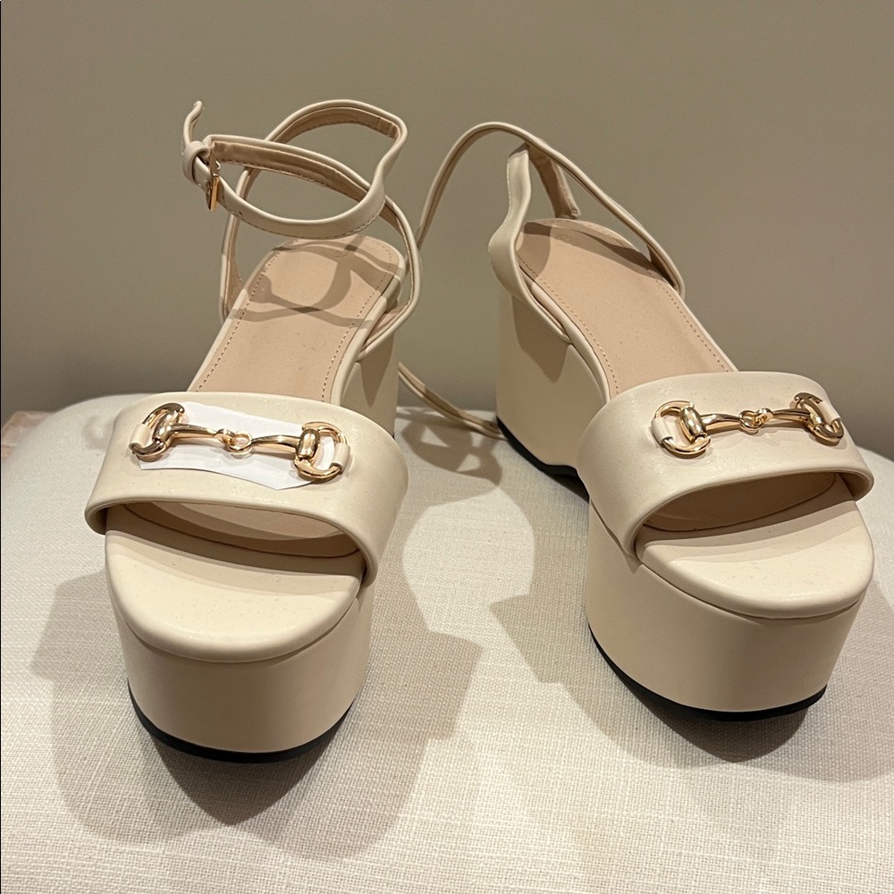 Cream leather shoe, size 7.5, brand new